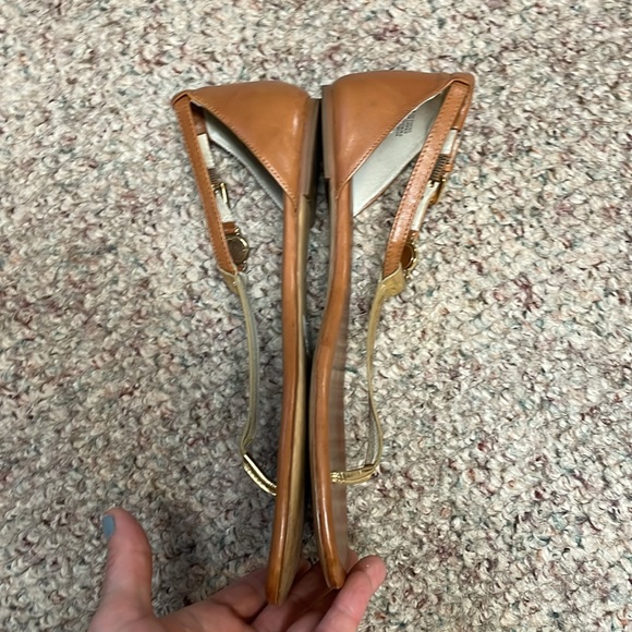 Michael kors leather gold thong sandals with gold hardware size 9.5 - Picture 5 of 9